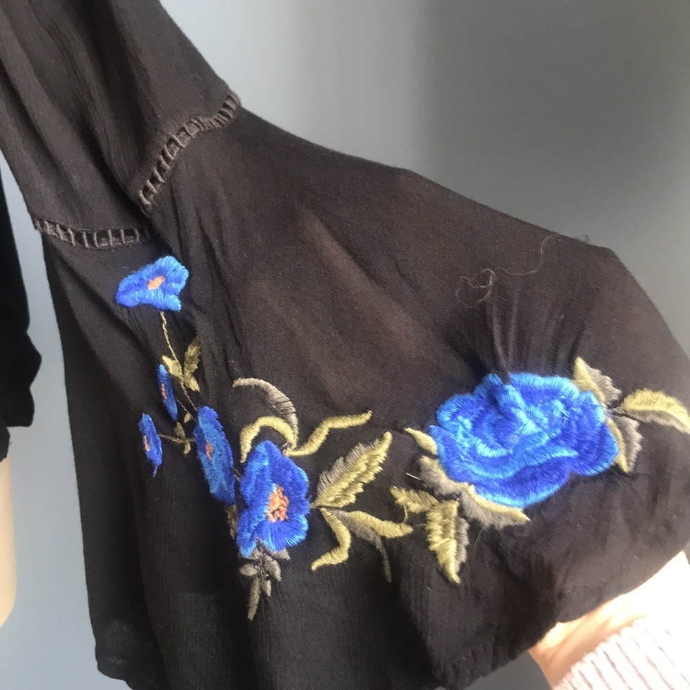 AEO black cold shoulder oversized cropped embroidered long sleeves top size M - Picture 4 of 14